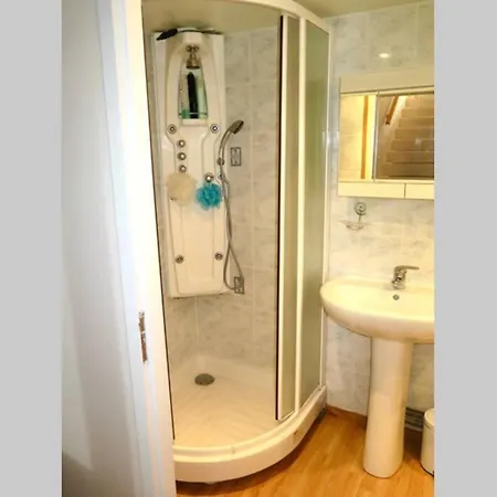 Apartment Les Petits Self Contained 2 Bedroom Apartment